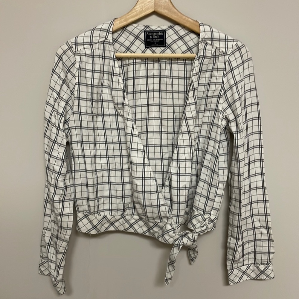 Abercrombie & Fitch open tie front blouse
